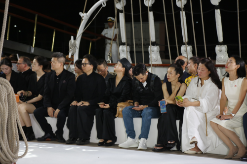 秘鲁羊驼时装在海军训练舰“联盟”号抵达中国时闪亮登场